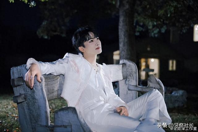 周深白衣立于樱花树下眉眼间的温柔笑意柔光与飘落的花瓣好美_牙祭社长