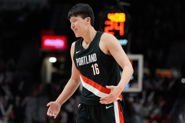 杨瀚森末节爆发杀死比赛,高强度卡位战拿走比赛用球