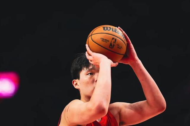 杨瀚森第一次技术犯规，来得有点冤