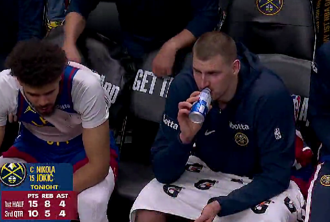 轻松！约基奇上半场15分8篮板4助攻，第三节10分5篮板4助攻