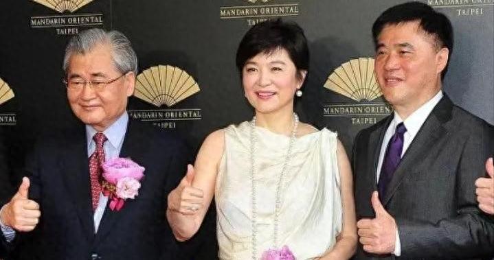 72岁林青霞剪了超短发减龄25岁，穿白色连衣裙，完全没有大妈味