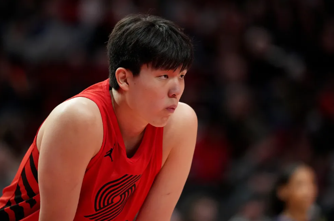 杨瀚森5中1被里斯抱摔倒地无奈吃生涯首T