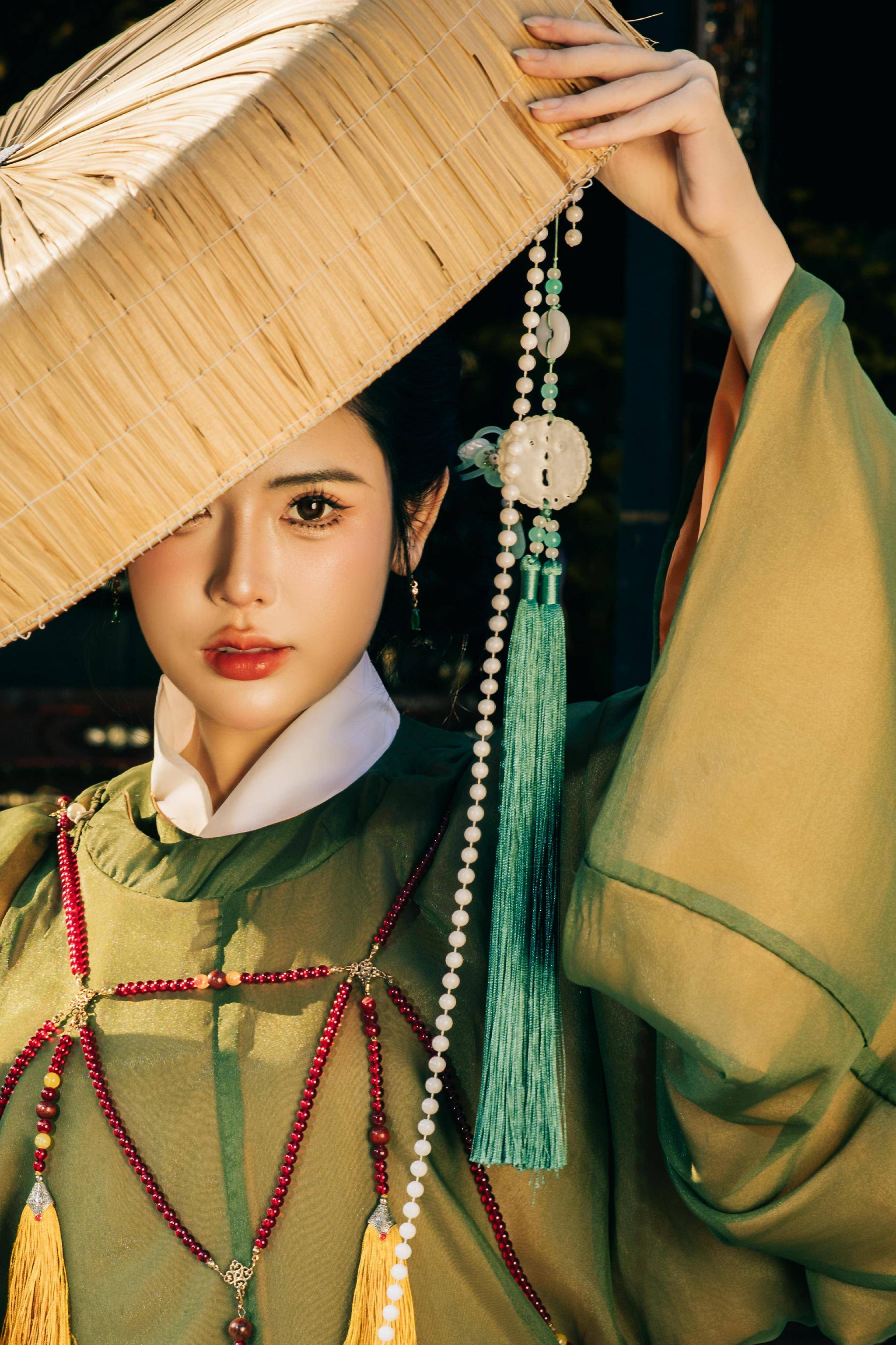 秦岚机智回应花少与客栈对比,高情商名场面笑翻网友