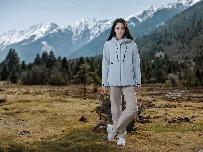 骆驼携手全球品牌代言人迪丽热巴，开启秋冬户外之旅