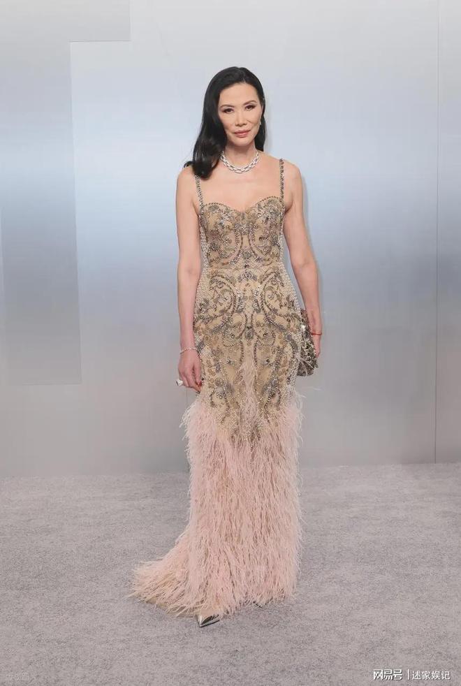奥斯卡名利场星光熠熠！邓文迪鎏金羽毛裙尽显顶级时尚气场