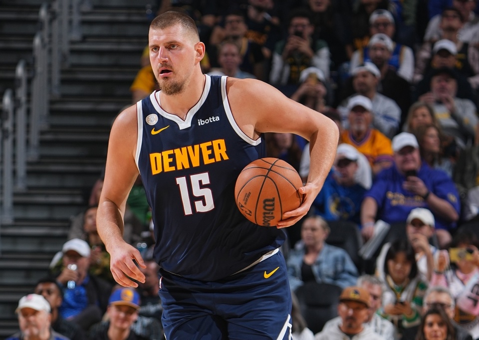 约基奇本赛季13次砍下25+15，联盟最多二三名合计12次