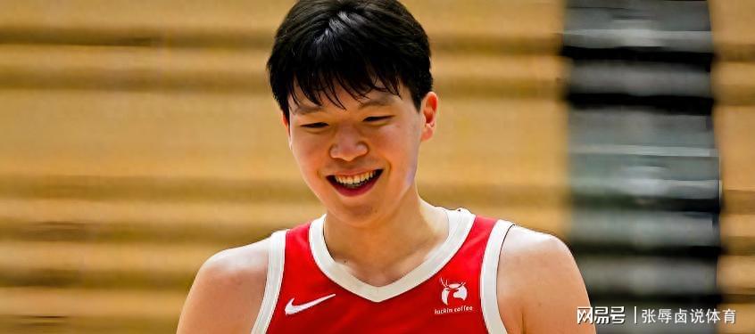 杨瀚森背靠背战太阳:15+9+5背后的海外成长