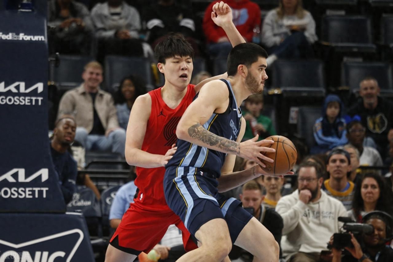 360体育-生涯首次首发!杨瀚森四节皆首发出战19分钟4+5+2 开拓者不敌灰熊