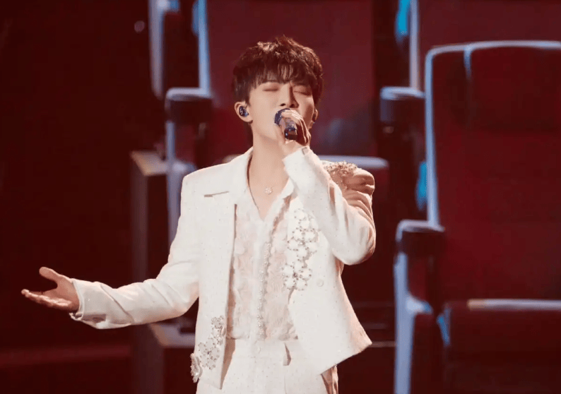 周深沙漠唱响《化身孤岛的鲸》，演绎极致浪漫