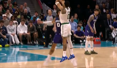 塔图姆顶投三分坚决出手再中，个人已狂砍32分5篮板8助攻