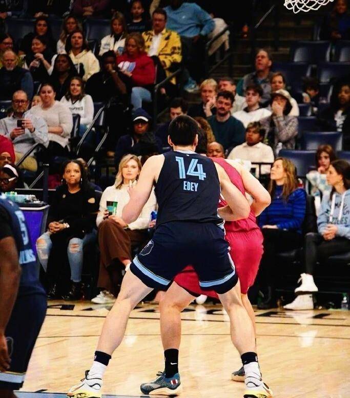 杨瀚森首发19分钟4分5板引发热议!上下半场判若两人，媒体人客观评述_犯规_进攻_灰熊