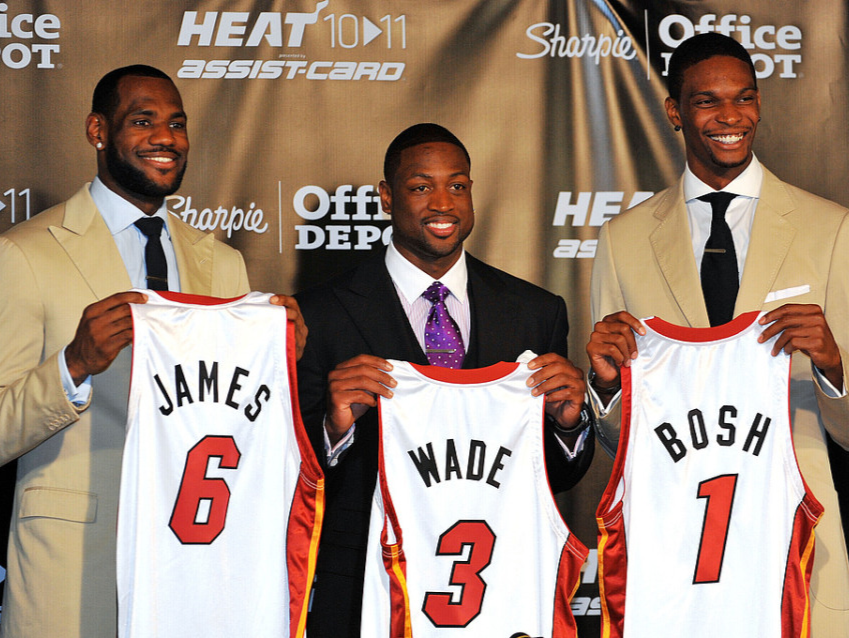 詹姆斯遭遇“撞肩门”事件，热火三巨头涅槃重生，韦德甘愿牺牲自我