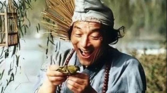 “济公”游本昌新剧杀青，搭档白宇杨幂演医疗剧，奚美娟特邀出演