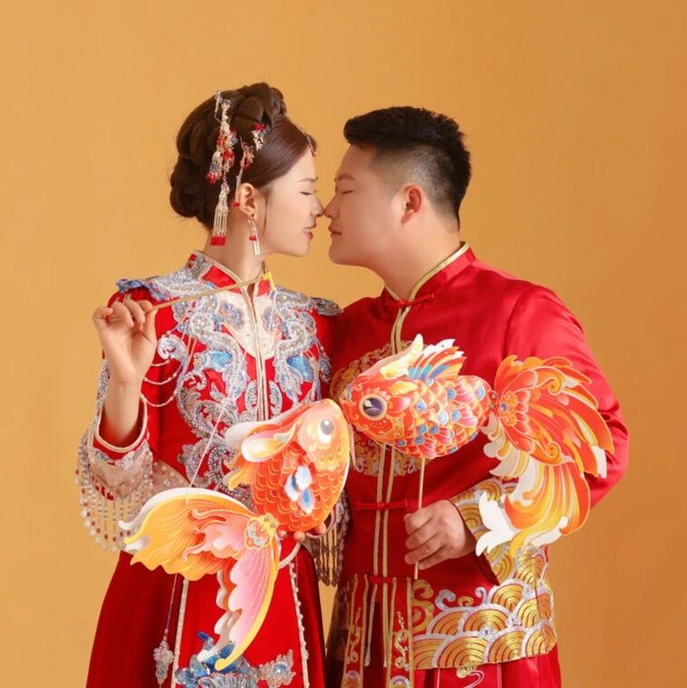 上班开粪车下班开奔驰的小伙，结婚了