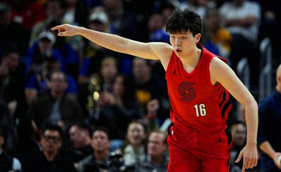 杨瀚森6+4遭针对一幕:被对手抱摔放倒却吃T 现场球迷狂嘘裁判|吹罚|对手|对阵|抱摔|杨瀚森