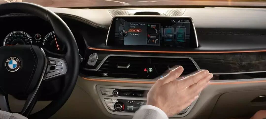 从“未来标配”到全系退场:宝马手势控制,为何十年折戟?