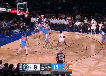 杨瀚森8分钟10分闪耀新秀赛！5投4中，三分、快攻、突破样样都有