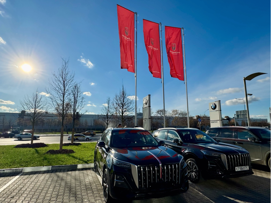 “接盘”俄罗斯:中国国车与普京座驾摆一起,国产新势力售价百万仍遭抢空