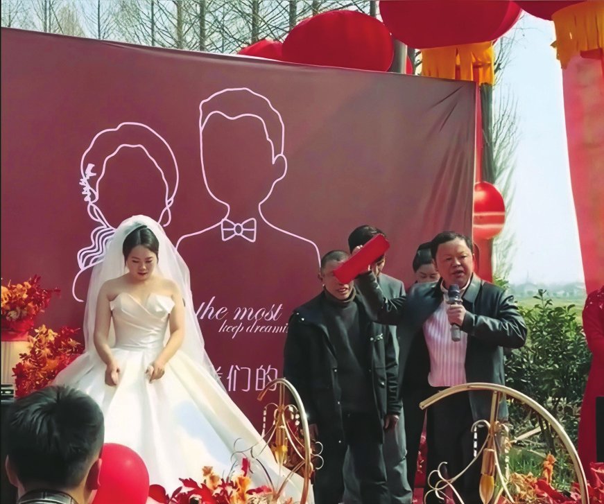 湖南一婚礼现场,岳父当众退还18.8万元彩礼,仅留100元图吉利