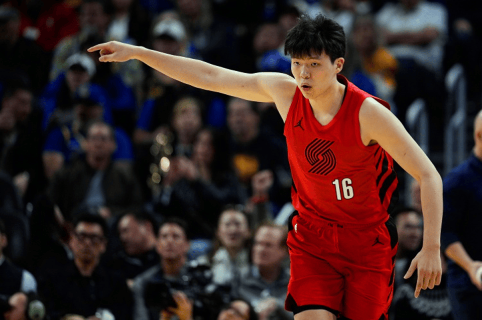 杨瀚森6+4遭针对一幕：被对手抱摔放倒却吃T现场球迷狂嘘裁判