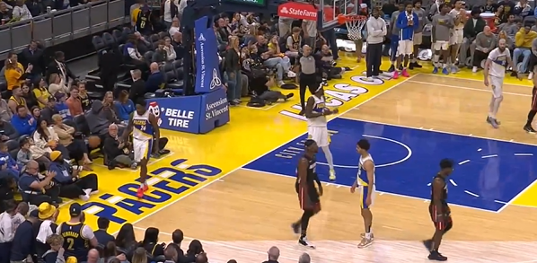 小米切尔三分出手偏出底线，热火最后时刻落后步行者16分