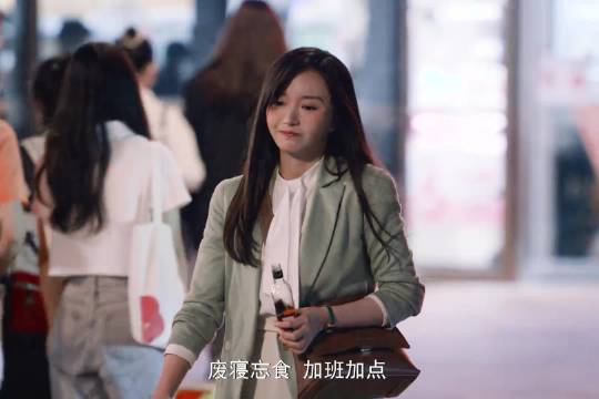 成年人的世界哪有那么容易，谁都年轻过，只不过是被磨平了棱角