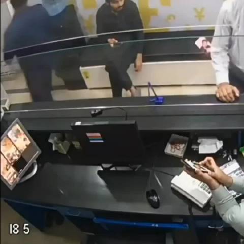 银行保安的散弹枪走火了，我感觉是故意的