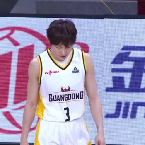 杨力维带伤打满全场引球迷心疼