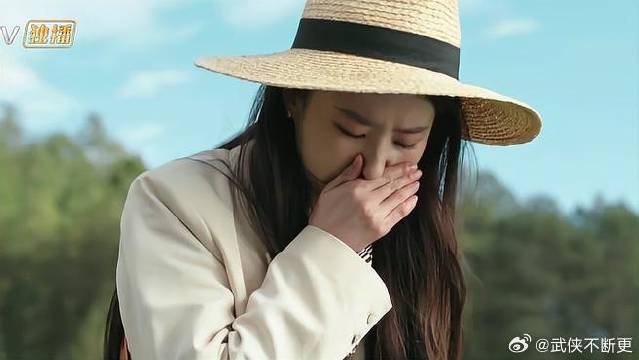 红豆找人问路，转身竟踩到牛粪，场面太好笑