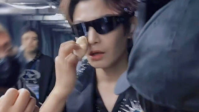 才发现丁禹兮准备唱第二首歌，中场休息时不仅吸鼻子而且浑身在发抖