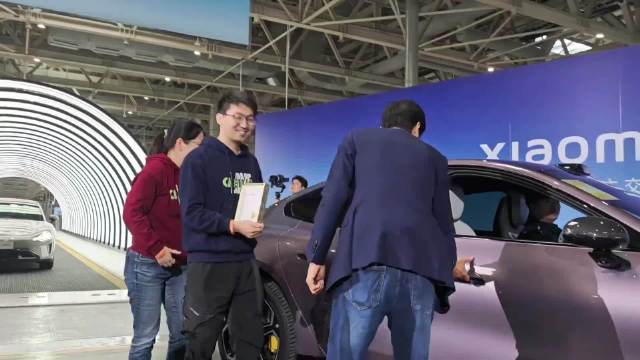 雷军只会帮你开门，张雪能帮你干架！