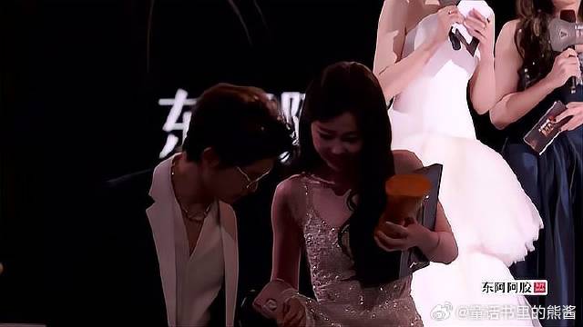 看虞书欣下台，丁禹兮立刻霸总式搀扶，现场尖叫声爆炸