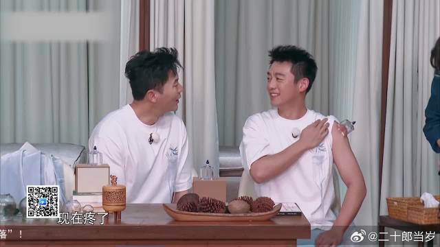 肌肉男闯入，下秒一个哑铃迎面扔过来，郑恺吓得表情失控