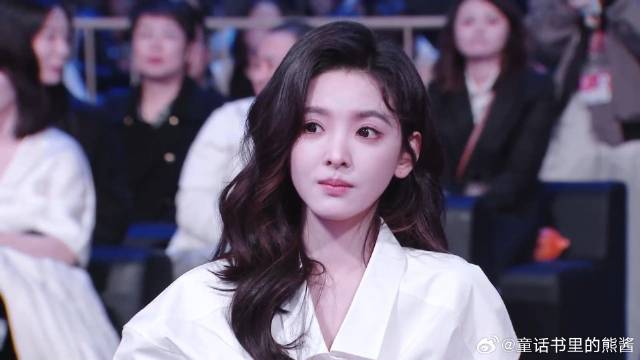 章若楠经典大波浪，配白衬衫造型又纯又御，摄影师镜头就对着她拍