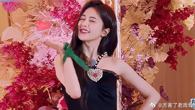 白鹿反差感好大！走在T台上一身女神范，一下台画风突变