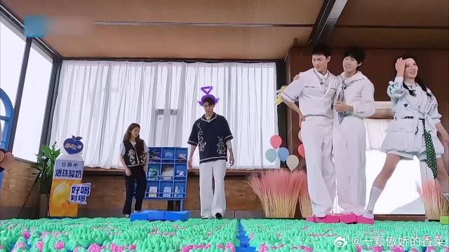 范丞丞太皮了，直接把章若楠推指压板上，惨叫声太吓人了