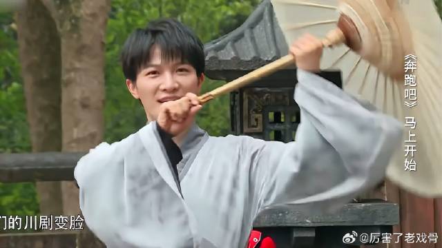 周深展示变脸，表情怪异，逗笑郑恺！