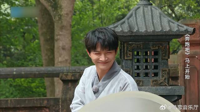 变脸还能这么变，周深表演变脸，太搞笑了！