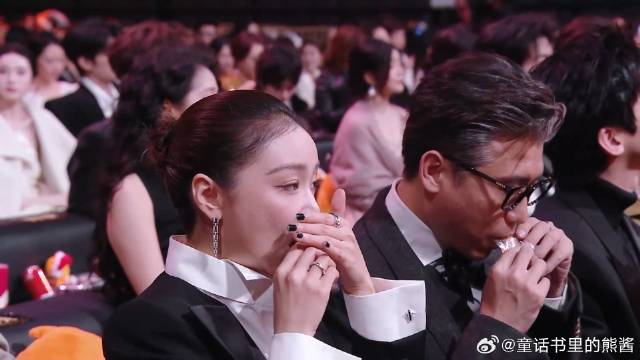 来自老艺术家的从容！李乃文颁奖晚会吃“大席”，跟高叶狂炫饼干