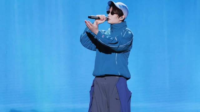 丁禹兮为粉丝准备数百份物料挨个拆开致谢