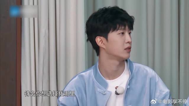 猛男抗哑铃上场，青筋暴涨肌肉紧实，吓傻范丞丞沙溢