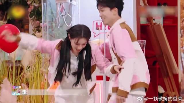 黄子弘凡宋雨琦猜拳，却成追逐赛，谭松韵：好像两只小狗