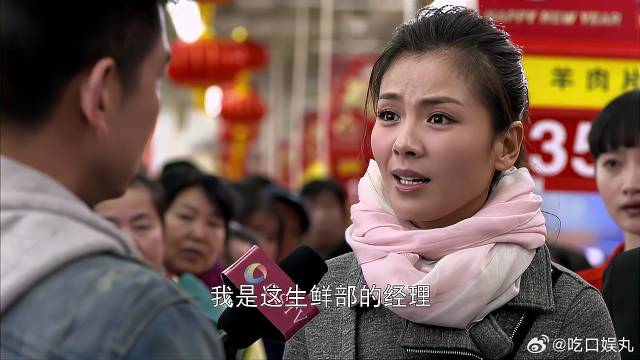 顾客为解气，故意刁难女经理，逼她当众切肉！