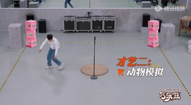 邓超现场指导学员演蜥蜴，示范动作精准传神