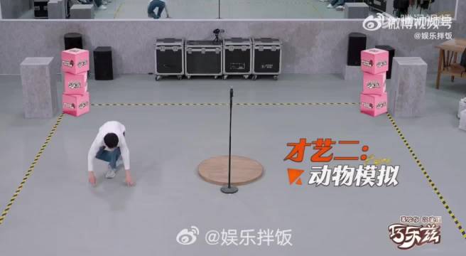 邓超现场示范演蜥蜴，悬空吐舌神还原