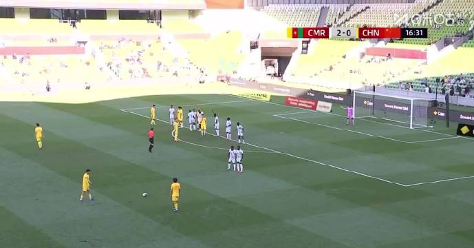 国足7分钟连丢2球,王钰栋任意球失良机