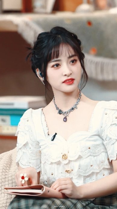 沈月的个人风格和创作理念对她的粉丝群体有何影响？