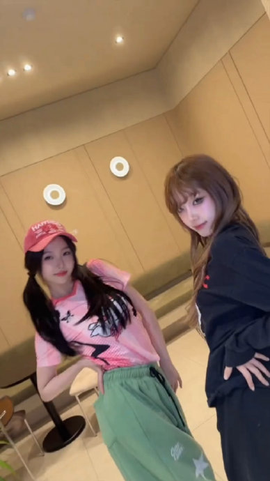 虞书欣和YENA合作的《Catch Catch》双人舞视频，具体是在哪里发布的？