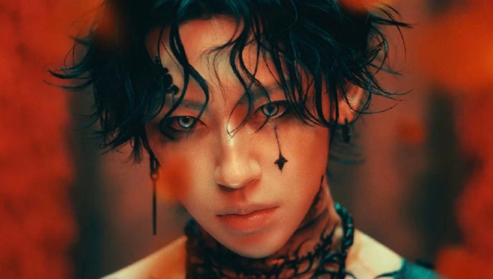 范丞丞和黄明昊具体是如何为小鬼王琳凯的新专辑《魁》应援的？