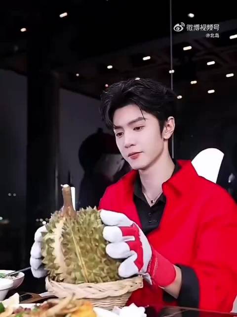 陈哲远开榴莲联动武艺拿蛋糕名场面